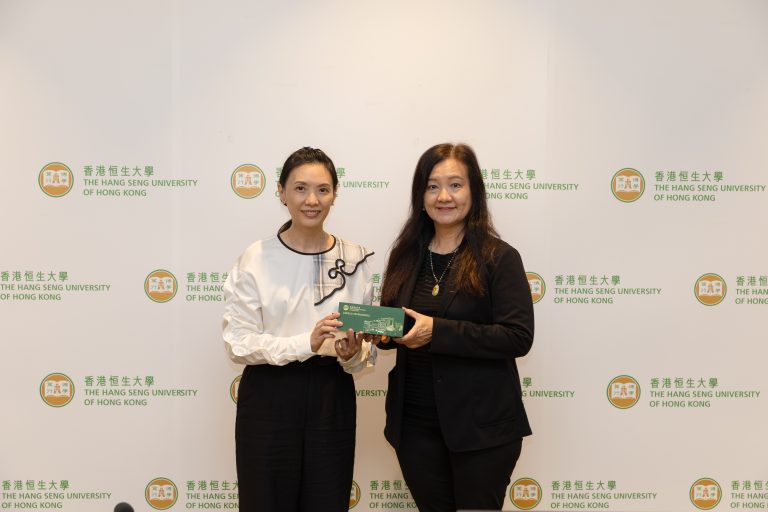 署理副校長（教學及學生體驗）符可瑩教授代表恒生大學致送紀念品。