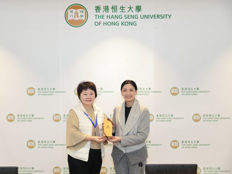 署理副校長（教學及學生體驗）符可瑩教授代表恒生大學致送紀念品予佛山市民辦教育協會王倩倩會長。