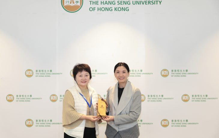 Professor Jeanne Fu presents souvenir to the Foshan Association for Non-Government Education.