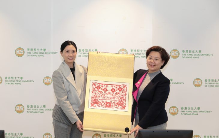 Foshan—Affiliated School of Jinan University for Hong Kong and Macao Students presents souvenir to HSUHK.