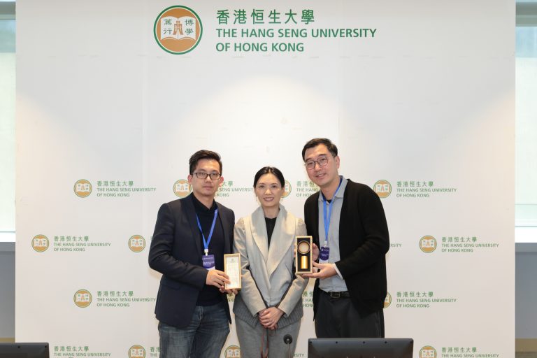 署理副校長（教學及學生體驗）符可瑩教授代表恒生大學致送紀念品予暨大港澳子弟學校香港辦。