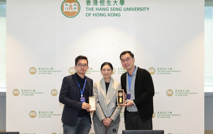 Professor Jeanne Fu presents souvenir to the Affiliated School of Jinan University for Hong Kong and Macao Students (HK Office).