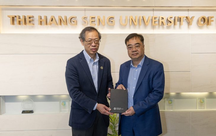Professor Y V Hui presented souvenir to Mr Zheng Xiancao, the Party Secretary of Guangdong University of Finance and Economics
