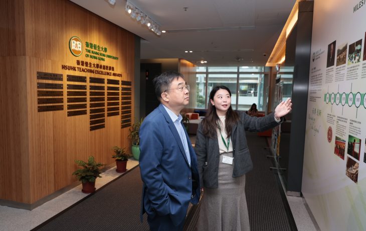 Secretary Zheng Xiancao was introduced to HSUHK campus and facilities