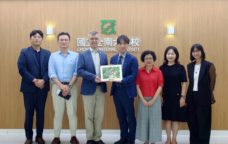 Group photo of Professor Hyun Shik Brian Yoon, Vice Dean of International Affairs (centre), Mr Chungchul Roh (2nd left), Ms Shinhye Kang (2nd right),  Mr Myungkeun Kim (far left) from Chonnam National University with the HSUHK delegation taken on 11 July