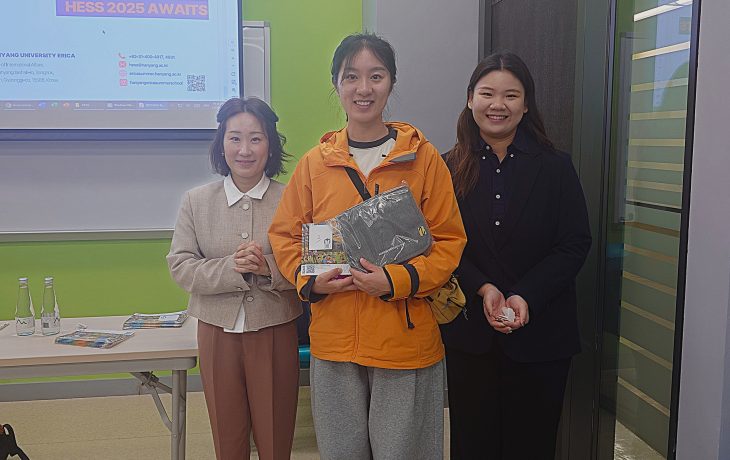 HSUHK student receives a special gift during the briefing session