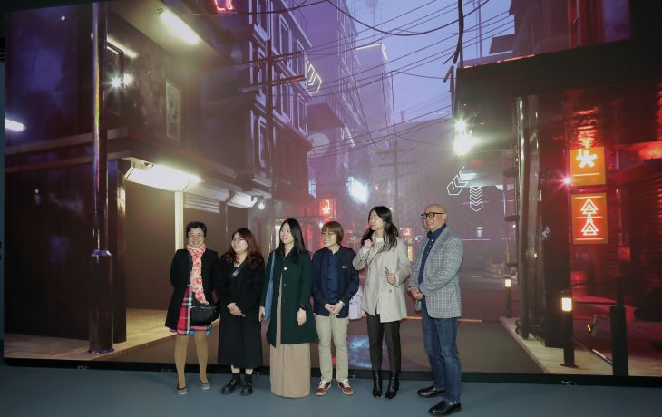 The SUSS delegation visits the Martin Ka Shing Lee Innovation Lab, a multi-purpose digital studio in the Creative Humanities Hub with the newest digital technologies.