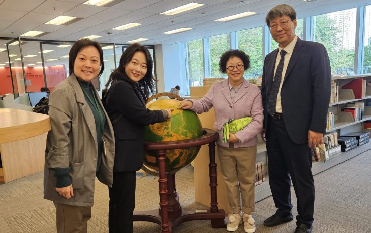 CNU representatives explores facilities of the HSUHK Library.