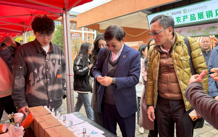 Professor Simon Ho, President (centre) stops over at booths at the Entrepreneurship Street at the Guangdong Construction Polytechnic