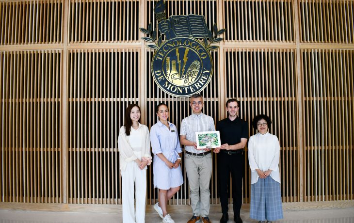 Mr Jorge Gorozpe, Vice-Rectory for International Affairs of TEC (second from the right), and Dr Ken Yau, Head of Global Affairs exchange souvenirs.