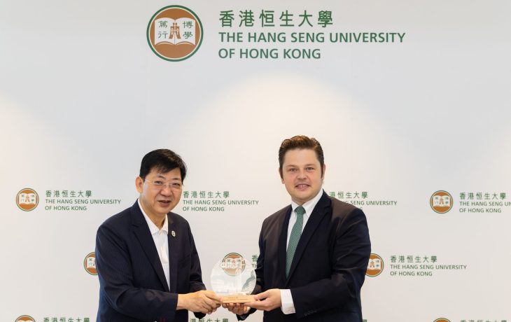 何順文校長致送紀念品予土耳其駐港總領事Kerim Evcin先生