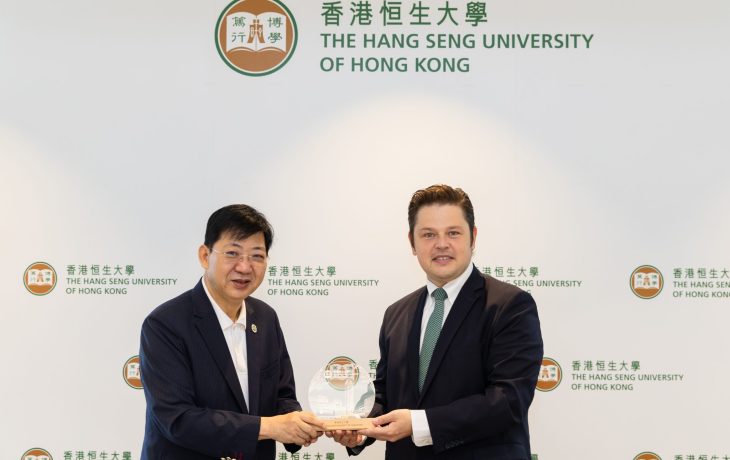 President Simon Ho (left) presents souvenir to Mr Kerim Sercan Evcin, Consul General of the Turkish Consulate General in Hong Kong.