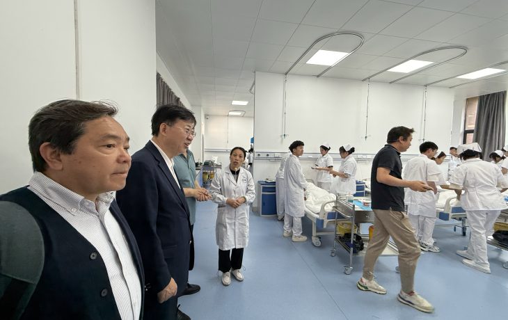 The HSUHK delegation visited the basic medical training room at the GDVCHM.