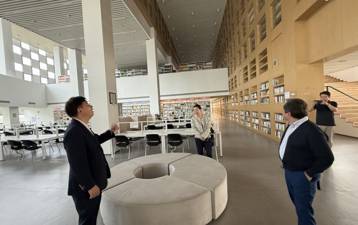 恒生大學代表團參觀廣東酒店管理職業技術學院獲得建築設計獎的圖書館。