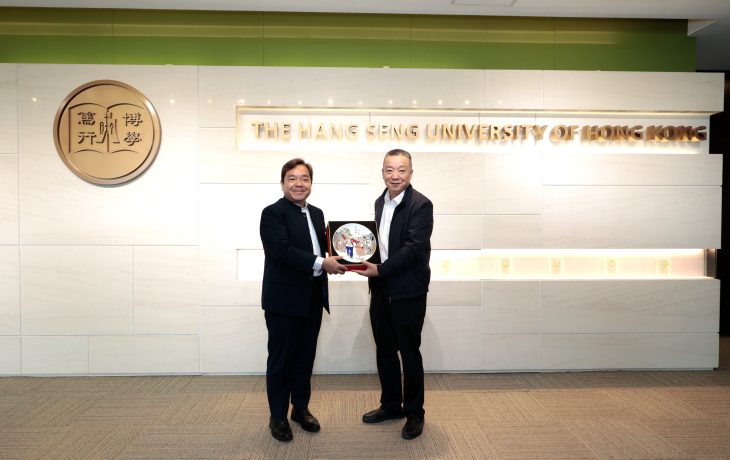 Mr Jia (right) presents a souvenir to Professor Joshua Mok and exchanges insights to deepen collaboration between Yiwu and HSUHK.
