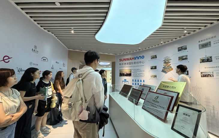 Established entrepreneurs from the Innovation Bay share their practical experiences with students.