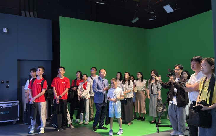 Delegates from the Chi Wah Foundation visit the Martin Ka Shing Lee Innovation Lab.