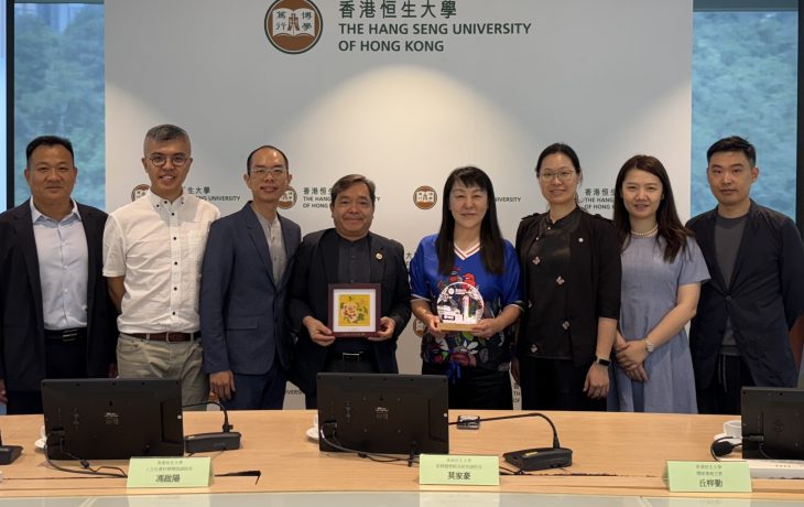 恒生大學與江蘇二師互換紀念品。