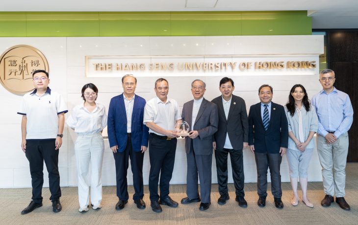 HSUHK and Xinhua University exchange souvenirs.