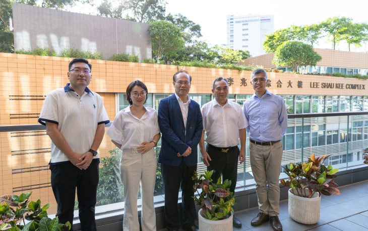 新華學院代表參觀恒生大學教學設施。