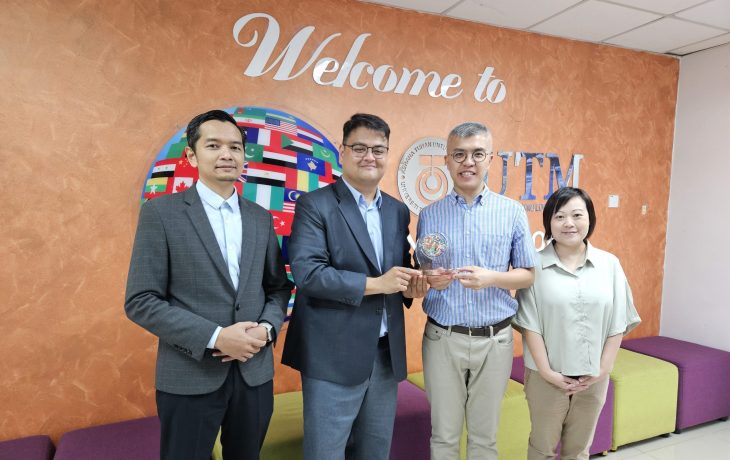 Mr Ahmad Fadhil Yusof, Manager (Outbound Mobility), Global Education & Experience (2nd from the left) and Dr Ken Yau, Head of Global Affairs (2nd from the right) exchange souvenirs.