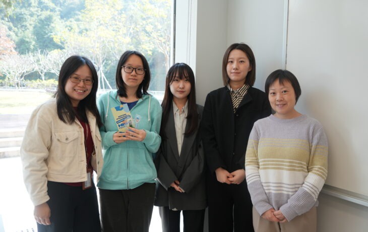 Yeonju Lee女士(中)和Ruiying Ma女士(右二)與簡報會參與者及環球事務處代表合影