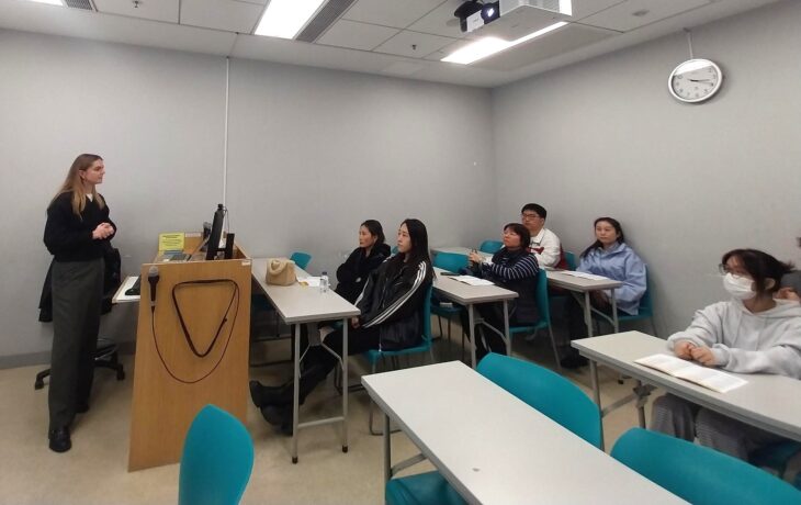 Charlotte Murphy女士向學生介紹2026年暑期課程