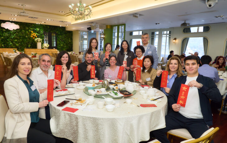 Professor Jeanne Fu distributed red packets featuring the Chinese calligraphy “大吉大利” (great luck and prosperity), handwritten by our inbound exchange students.