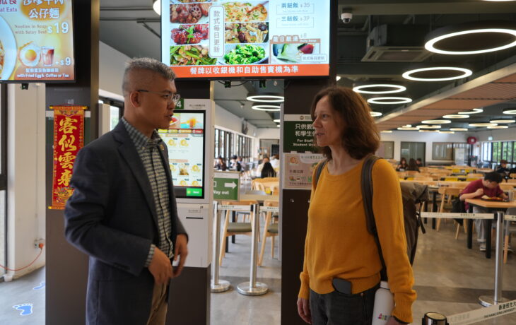 Stanovská女士參觀「恒薈」─ 學生用膳聚會的地方。