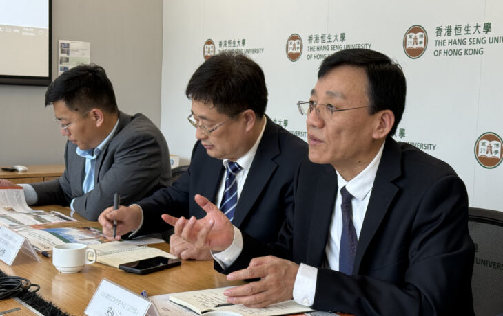 濰坊大學黨委書記來逢波先生（右）率大學一衆代表訪問恒生大學。