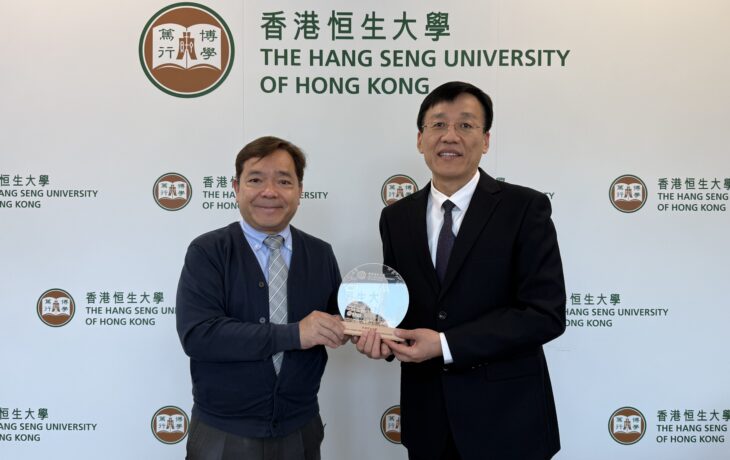 Professor Joshua Mok, Provost and Vice-President (Academic and Research) and Dean of Graduate School (left), presented a souvenir to Mr Lai Fengbo, Party Secretary of Shandong Weifang University.