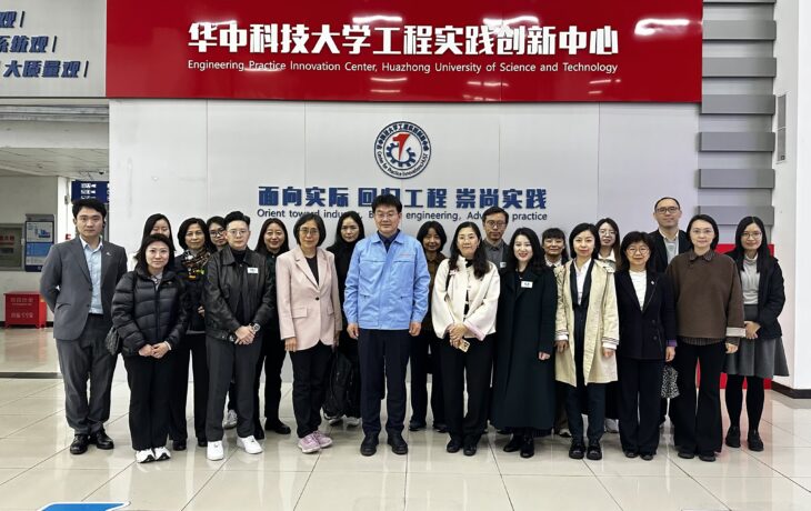 代表團參觀華中科技大學工程實踐創新中心。