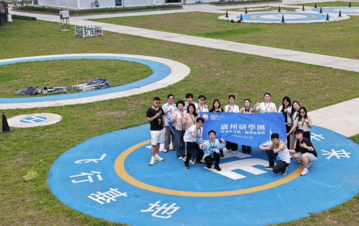 學生在大灣區藍灣未來科創營參與無人機主題研學，體驗模擬飛行及實地操作。