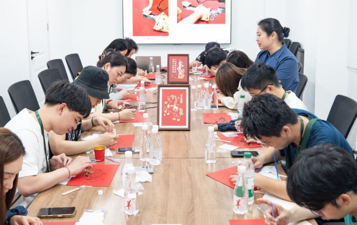 The group had hands-on experience of the Lingnan intangible cultural heritage craft – gold leaf painting at the Yangcheng Creative Industrial Park.