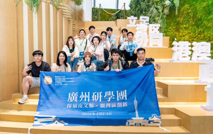 學生在位於南沙IFC的空中圖書館合影。