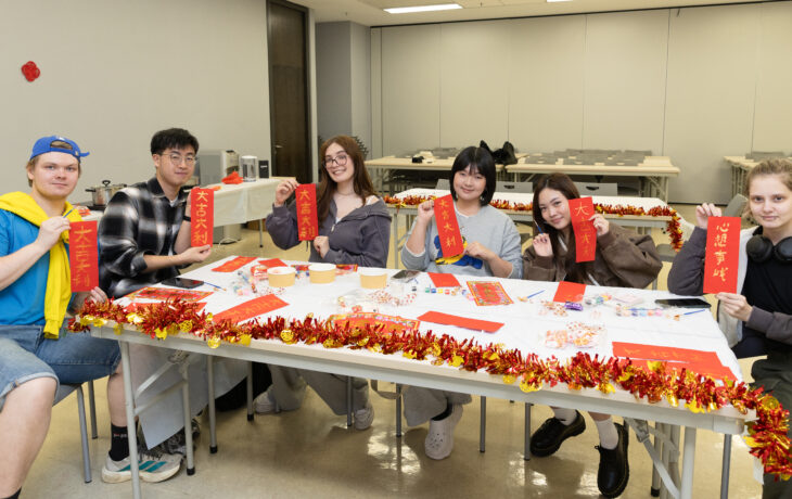 交換生學寫「大吉大利」、「心想事成」。