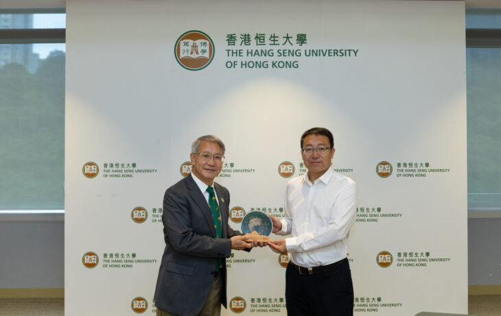 Professor David Tse, Acting Provost and Vice-President (Academic and Research) presents souvenir to Mr Lu Yongming, Deputy Director of the Degree Management and Postgraduate Education Division of the Department of Education of Shanxi Province, on behalf of HSUHK.