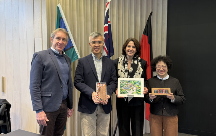 La Trobe University 教育合作事務副校長Amalia Di Iorio教授 (右二) 及海外學習顧問Brett Smith先生 (左一)，以及環球事務處代表。